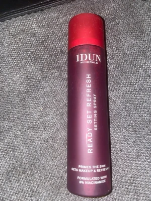 IDUN Minerals Ready Set Refresh mist - Face mist från IDUN Minerals i en snygg vinröd flaska. Ready Set Refresh Setting Spray innehåller 3% niacinamide och hjälper till att både prim:a huden och fixera makeup. Perfekt för att fräscha upp huden under dagen.