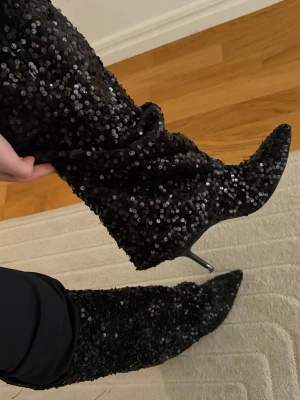 ZARA klackskor - Använda några gånger men har ändå inga defekter. Man ser på klacken att dem är använda. Bekväma att gå i. Snabba köp helst, ge även bud🫶🏼
