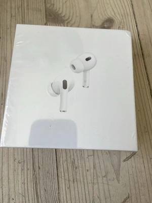Apple AirPods Pro 2 - Säljer ett par vita Apple AirPods Pro med stilren design och silikonproppar för bästa passform. Hörlurarna är trådlösa och levereras i originalförpackning. Perfekta för musik, samtal och gaming.