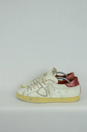 Philippe Model sneakers  - PHILIPPE MODEL SNEAKERS  Storlek : 41   Passform : Normal   Användning : Skorna är i ett fint skick men finns lite slitage, en del är design men lite är av användning  Nypris : Cirka 3500SEK. Säljer för att dem är för små!