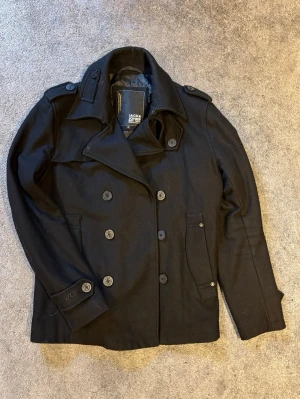 Skepparkavaj - Tjena! Säljer nu denna riktigt snygga dubbelknäppta skepparkavajen från jack&jones i storlek XL men den sitter mer som en stor M liten L. Riktigt bra kvalité på den här måste jag säga, tung i tyget och riktig stilig. 