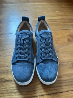 Christian Louboutin skor - ❗️1:1❗️Ljusblåa Louboutin skor. Sköna skör nu till sommaren. Inga defekter. Box och dustbags ingår 