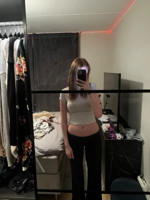 Vit croppad t-shirt med kort ärm - Säljer en enkel och stilren vit croppad t-shirt med korta ärmar. Toppen har en tight passform och är perfekt att matcha med höga jeans eller kjol. Materialet känns mjukt och stretchigt, vilket gör den bekväm att bära hela dagen.