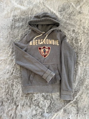 Abercrombie & Fitch hoodie - Säljer denna sällsynta och mycket eftertraktade Abercrombie & Fitch hoodie | Storlek M | Skick 9/10 | Vid eventuella frågor hör gärna av dig och erbjuder bra pris vid köp av bundle 😁✅