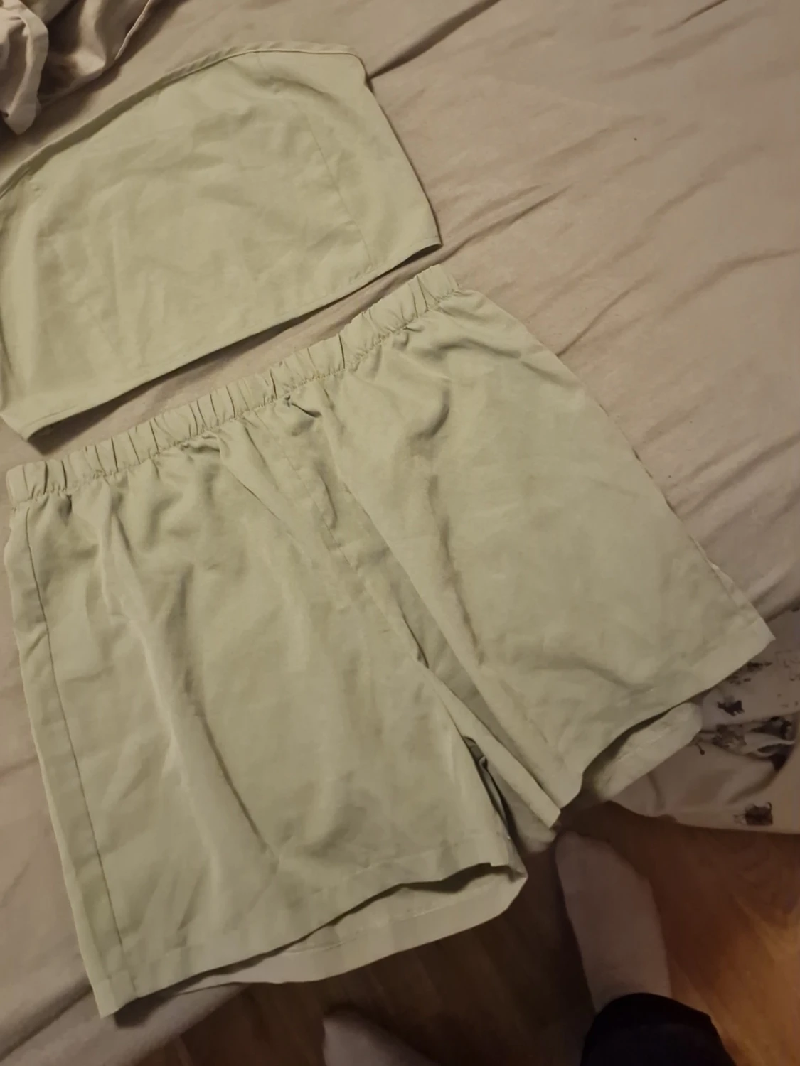 Ljusgrönt set med bandeau och shorts