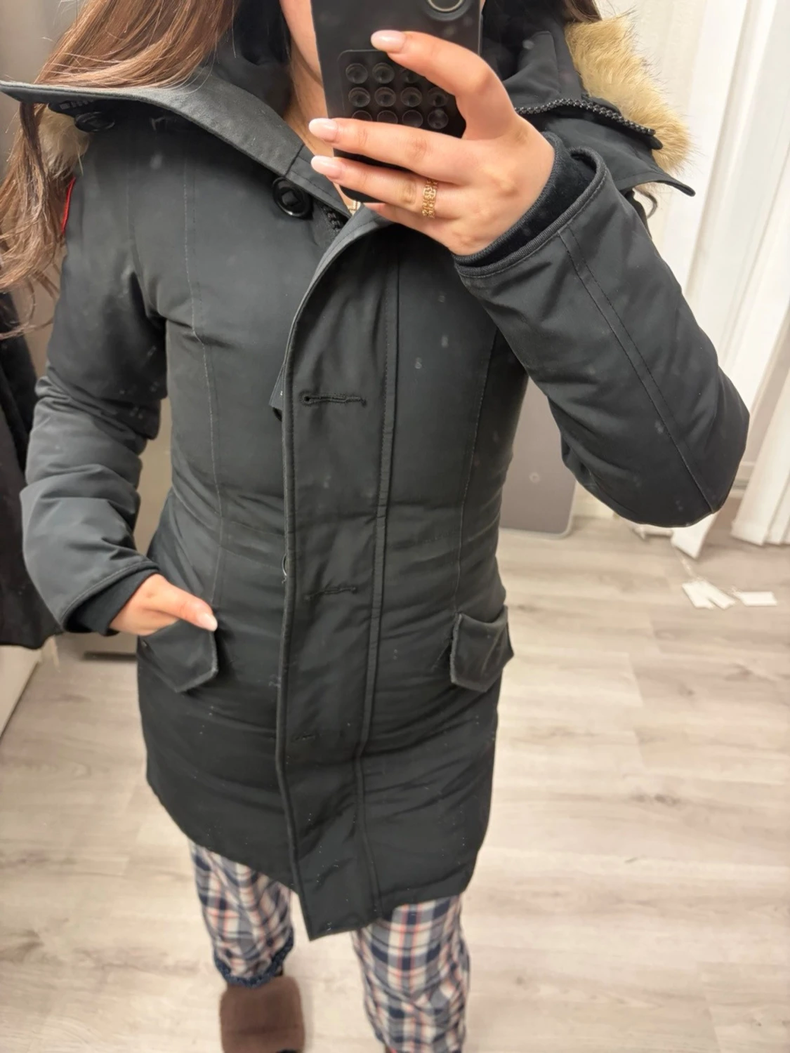 Svart parkas med pälskantad huva - 5