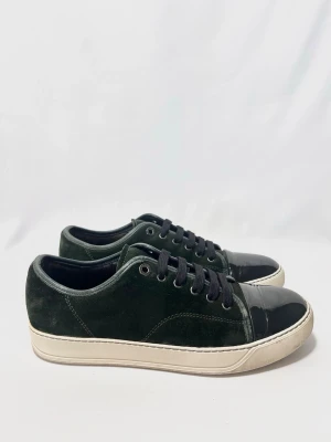 Lanvin Cap Toe sneakers  - Lanvins i en modell med mörkgrön mocka och en glansig cap toe! Fint skick, 8/10. Uk 7, passar 41/42. Endast skor. Kontakta mig för fler frågor och funderingar!