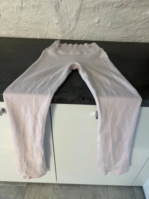 Ljusrosa mjukisbyxor från Gina Tricot - Supersköna ljusrosa mjukisbyxor från Gina Tricot med bred ribbad midja och mjukt, stretchigt material. Perfekta för chill dagar hemma eller när du vill ha det extra bekvämt. Klassisk rak passform och enkel design som funkar till allt.