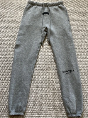 Grå Essentials Sweatpants - Grå Essentials mjukisbyxor från 2022 säsongen | Storlek XS passar som S | Helt nya oanvända | Bara att höra av sig vid frågor🙏