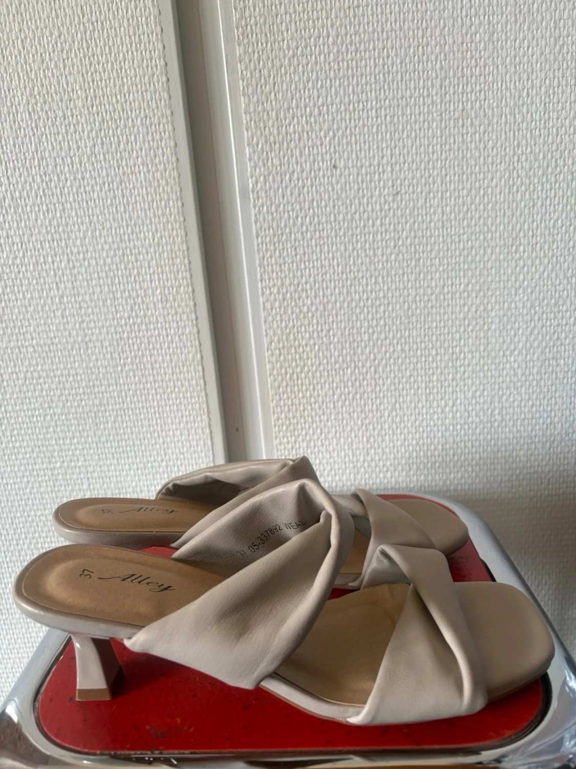 Beige slip-in pumps från Alley - 1