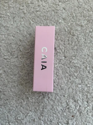 Oöppnad CAIA Sheer Cinnamon läppbalsam - Säljer ett CAIA läppbalsam i färgen Sheer Cinnamon. Kommer i en snygg rosa förpackning med silvrig logga. Perfekt för dig som gillar en naturlig och mjuk ton på läpparna. Läppstiftet har en klassisk hylsa och är lätt att ta med i väskan. Nypris: 225kr