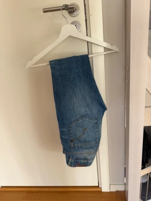 Dondup George  - Blå jeans från Dondup i modellen George. Grymt skick, inga defekter. Storlek 31. Hör gärna av er vid vidare funderingar. Pris ej hugget i sten.