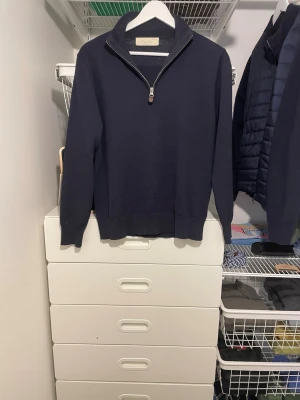 Cashmere Halfzip från Sayless - Säljer denna riktigt snygga Sayless halfzip. Tröjan säljs inte längre så finns inte många kvar! Kontakta vid funderingar eller kom gärna med prisförslag!