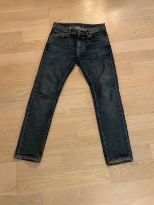 Nudie Jeans Lean Dean - Jeans från märket Nudie Jeans i modellen Lean Dean med tvätten ”Troubled Sea”. Storlek, W32 & L30. Mycket bra skick, enda tecken på användning är ytterst lite slitage på höger innerficka (se bild 6). Nypris 1600kr.