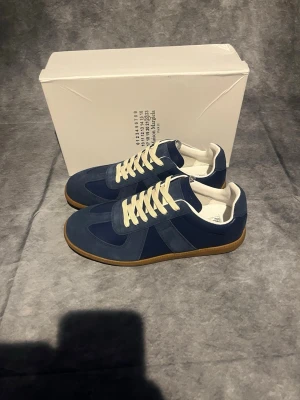 Masion Margiela skor - Hej! Säljer nu dessa feta Masion Margiela skorna! Dem är ytterst lite använda men skicket är forf som nytt! Skick 9,5/10