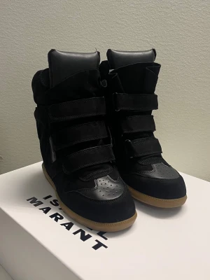 Isabel Marant skot - Helt nya oanvänd skick med (Med Kvitto),  Kommer med: 2 vita dustbag och bubble wrap.  Boxen finns (men den kommer ej med då jag vill behålla den till mina andra isabel marants) Fick de som present av min kille men i fel storlek så säljer de!! Kan gå ner i pris vid snabbfär! hör av dig för mera bilder eller om du har funderingar 💕 
