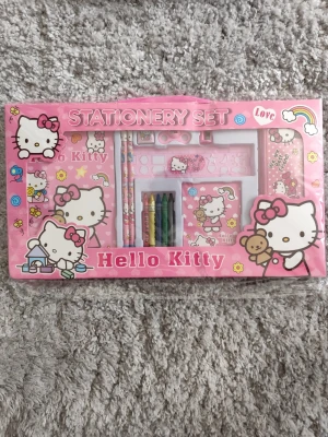 Hello Kitty och Mickey Mouse skrivset - Två färgglada skrivset med Hello Kitty och Mickey Mouse-tema. Seten innehåller pennor, kritor, suddgummi, linjal och anteckningsblock. Perfekt för dig som gillar söta och klassiska figurer. Materialet är mestadels plast och papper i rosa och blå färger.