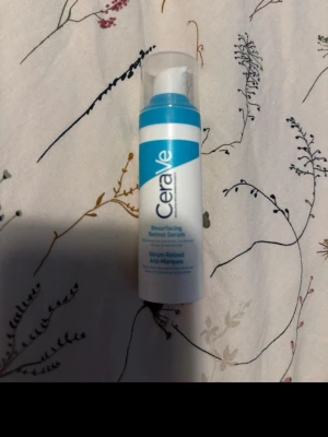 CeraVe Resurfacing Retinol Serum - CeraVe Resurfacing Retinol Serum i en vit och blå plastflaska med pump. Serumet är speciellt framtaget för att förbättra hudens struktur och minska synligheten av märken. Perfekt för dig som vill ha en jämnare hudton.