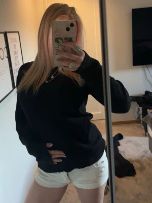 Snygg svart stickad  - Säljer en jätte fin svart stickad tröja från VILA, passar perfekt till sena sommarkvällar o vardagar🤍 skriv för bus o frågor 🥰