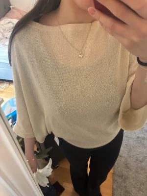 Beige loose topp med trekvartsärm - Snygg beige topp med lös passform och trekvartsärm.