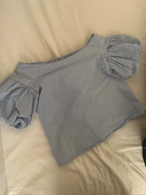 Ljusblå offshoulder topp med puffärm - Superfin ljusblå topp med offshoulder-modell och stora puffärmar. 
