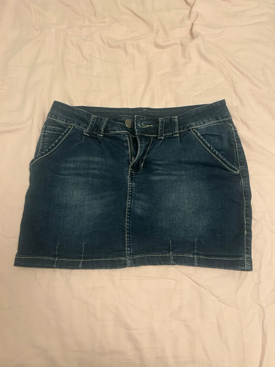 Mörkblå jeanskjol med fickor