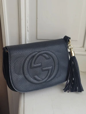 Svart axelremsväska crossbody trend populär  - Super snygg svart axelremsväska 