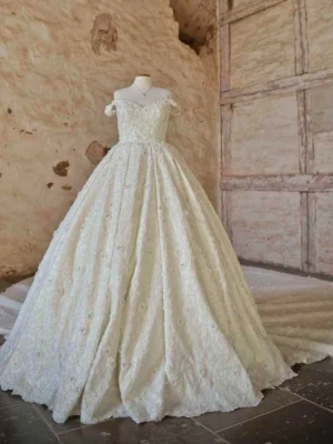 Brudklänning - Denna handgjorda brudklänning är ett konstverk i sig själv med sin unika design och detaljer. Denna brudklänning är en perfekt matchning för dig som vill ha en unik och minnesvärd bröllopsklänning. Det är massa stenar i kläningen. 3 meter lång släp med en slöja ingår som  är 5 meter lång. Storlek 34-38  Nypris: 70 000 Säljer: 20 000  Priset kan diskuteras vid snabb affär. Svarar endast seriösa köpare. Klänningen finns i Jönköping.