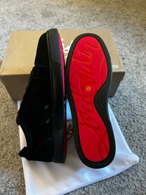 Christian Louboutin skor svart - Tja säljer nu ett helt par nya loubs som aldrig är använda och riktigt stiliga i storlek 44.                     Hör av er vid frågor!