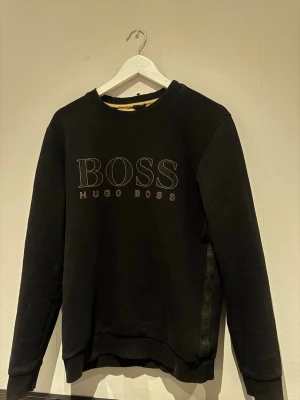 Hugo boss  - Säljer Hugo boss i storlek M, använd fåtal gånger men finns väll någon skada men inget man lägger märkte till.