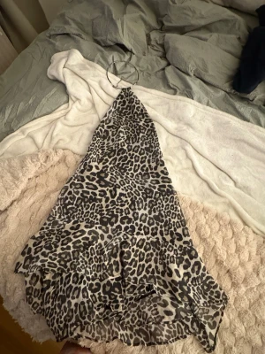 Snygg leopard klänning - Snygg leopard klänning med snygg detalj vid halsen, från BERSHKA i storlek xs, knappt använd 