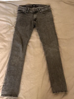Gråa jeans från Jack & Jones  - Nya jeans i storlek 32-32