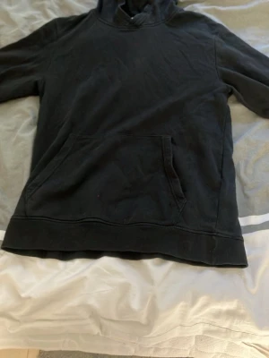 Svart hoodie med magficka - En basic svart hoodie med kangaroo ficka på magen i ett helt okej skick.