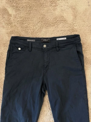 Chinos Replay - Säljer ett par mörkblå chinos från Replay, modell Benni i storlek 31 / 30. Byxorna är i nytt skick och köptes i juli förra året för 1599 kr. Kvitto finns.