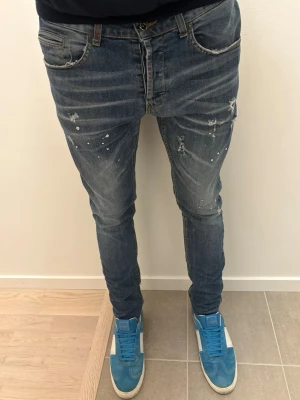 Dondup jeans - Säljer dessa sjukt feta dondup jeans med slitningar | Bra skick | Storlek 35 men passar mindre | Hör av dig vid minsta fråga eller fundering 