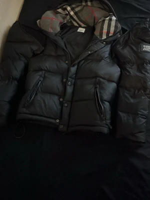 Svart pufferjacka från Burberry - Snygg svart pufferjacka från Burberry 