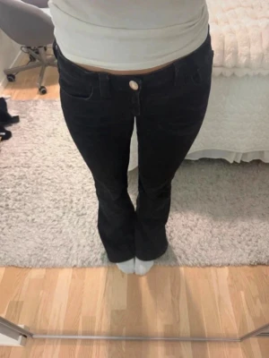 Svarta bootcut jeans från Gina Tricot - Säljer ett par svarta bootcut jeans från Gina Tricot💕