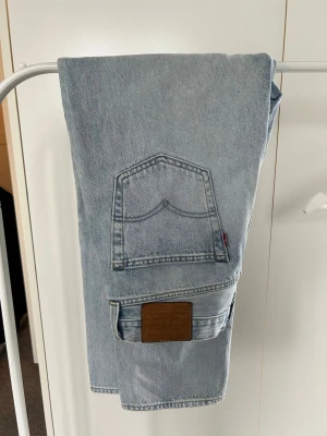 Levis jeans  - Somriga och fräscha jeans från Levis. Super snygga till sommaren i super bra kvalité. Storlek 30/32. Köpt för 1500kr. Pris kan diskuteras. 