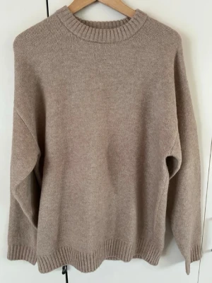 Stickad tröja - Säljer en skit snygg stickad tröja från Jack & Jones i färgen beige. Helt oanvänd, då det va fel storlek. Storlek M.