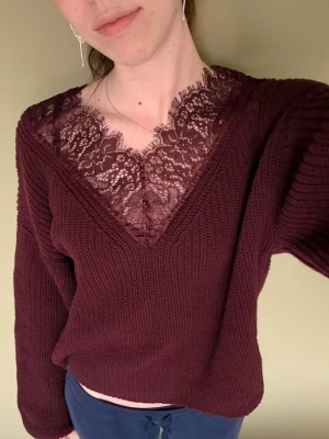 Vinröd stickad tröja med spets - Vinröd stickad tröja från ONLY. Aldrig använt. Storlek M, sitter lite oversized på mig som är S vanligtvis. Nypris 500kr