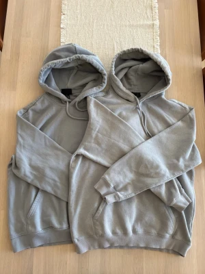 Herr två ljusblå hoodies  - Storlek XS & S ifrån H&M. Skickas inom 48h kika in min profil för mer fina plagg. Skriv om ni har några frågor! ⚠️ Finns en liten fläck som knappt syns på sista bilden. 100kr eller 50kr för en.