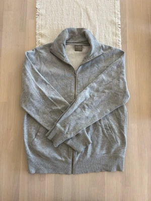 Herr zip up med krage  - Storlek L ifrån Northbrook. Skickas inom 48h kika in min profil för mer fina plagg. Skriv om ni har några frågor!