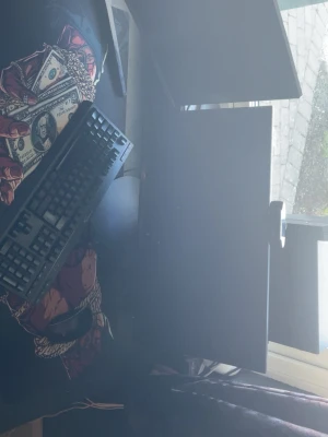 Gaming setup - Säljet hela min setup. Ingår en stationär dator med tvår skärmar, tangentbord hyperx, mus hyperx och headset zon allt är 2 år gammal grejen är att jag har bara använt datorn på vintern bara så jag har tröttnat på det.