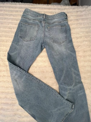Ljusblå bootcut jeans - Snygga ljusblå bootcut jeans med klassisk femficksdesign och lätt slitna detaljer. Jeansen har låg midja och är jätte fina säljer ändats då de är lite för långa❤️