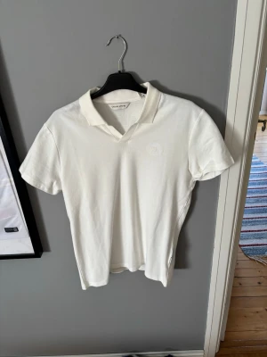 Vit pikétröja  - Klassisk vit pikétröja med krage, stilren design som passar till det mesta! Pris i affär 400kr mitt pris 250kr perfekt till sommaren! 