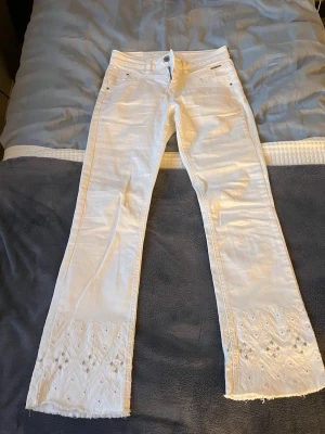 Vita bootcut jeans med brodyr - Supersnygga jeans från märket Cream, jeansen är lågmidjade och bootcut med mönster i fotändan, inga defekter och perfekta till sommaren🤍🤍🤍