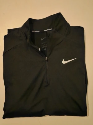 Svart tröja från Nike - Använd någon enstaka gång så som ny. Storlek S 