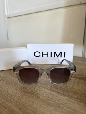 Chimi 04 grey - Snygga solglasögon från Chimi i färgen grå. Sparsamt använda. Fodral och låda ingår. Fodralet har små skavanker men funkar utmärkt. Glasögonen är i gott skick. från NK för 1250kr.