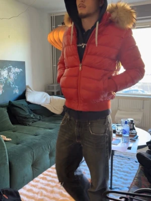 Röd moncler puffer med päls - Röd moncler puffer med mink luva galen swag men haft den så länge det är dags att rotera jackor