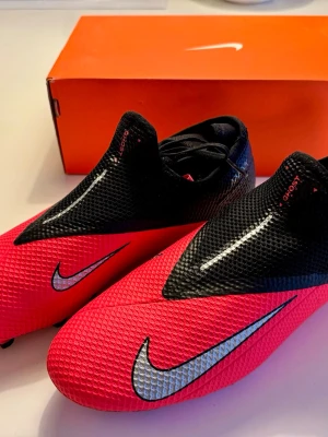 Nike Phantom fotbollsskor - NYA Fotbollsskor Nike Phantom VSN 2 Academy DF  FG/MG  Storlek: 45 (Men 11 WMNS 12.5) Nypris: 999kr Pris: 499kr  Provade på gräs fem minuter men visade sig tyvärr inte passa..  sitter bra på foten som storlek 44 också